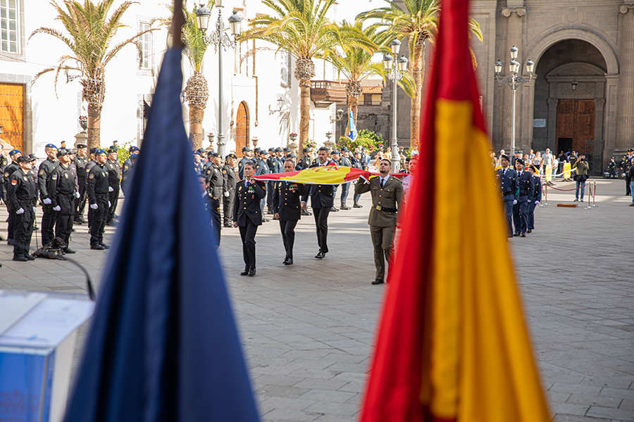Agentes de la Policía Nacional portando la Bandera de España en el acto de Izado. 